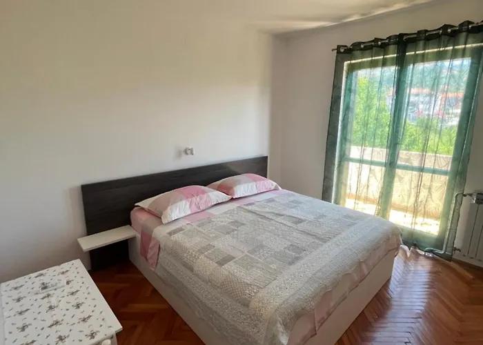 Apartments&rooms Pahljina 3*