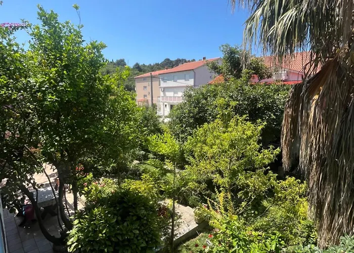 Guest house Apartments&rooms Pahljina Rab Town