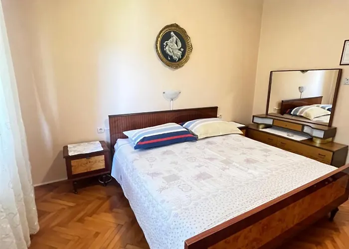 Apartments&rooms Pahljina Guest house Rab Town