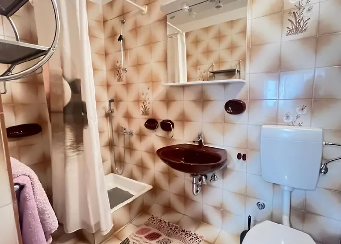 Apartments&rooms Pahljina Guest house 3*