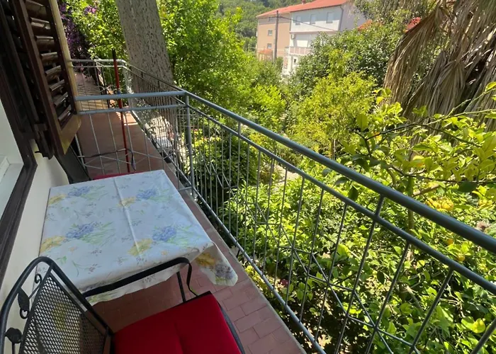 Apartments&rooms Pahljina Guest house 3*
