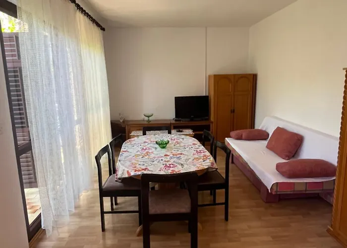 Apartments&rooms Pahljina 3*