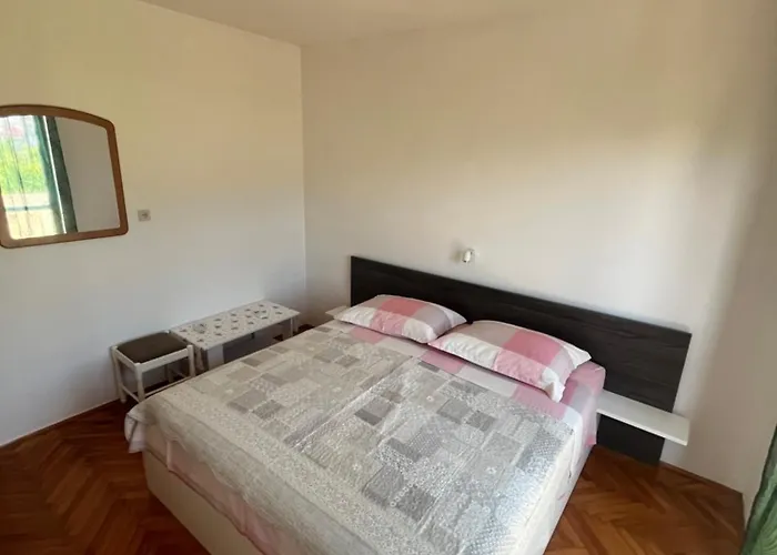 Apartments&rooms Pahljina Guest house 3*