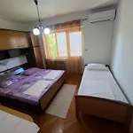 Apartments&rooms Pahljina בית הארחה ראב