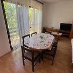 Apartments&rooms Pahljina 게스트하우스 3*