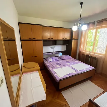 Apartments&rooms Pahljina 게스트하우스 라브