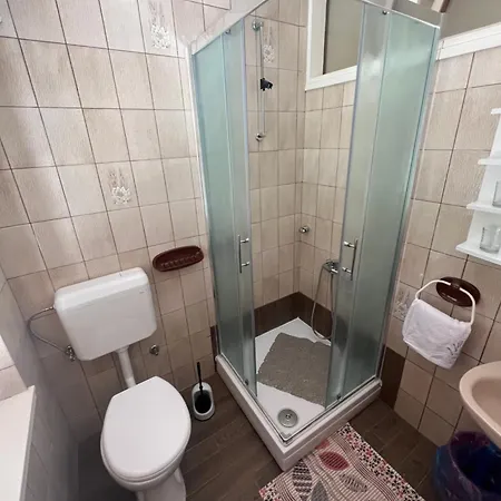 Apartments&rooms Pahljina 3* 라브
