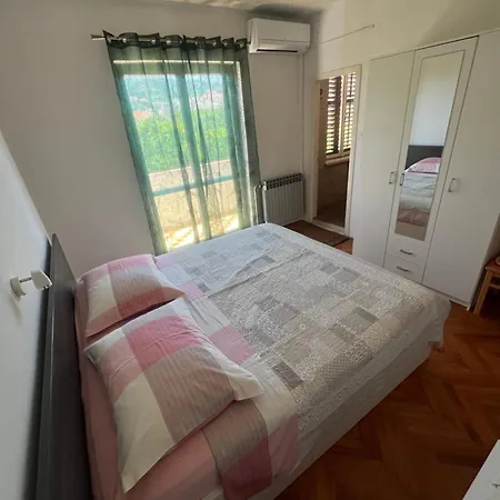 Apartments&rooms Pahljina 게스트하우스 라브