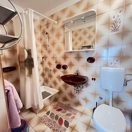 Apartments&rooms Pahljina 게스트하우스 3*