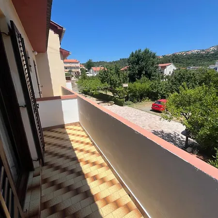 Apartments&rooms Pahljina 3* 라브