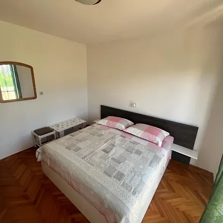 Apartments&rooms Pahljina 게스트하우스 3*